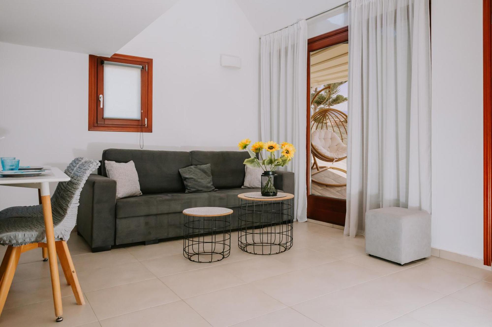 Sun Stories Suites Вотон Экстерьер фото