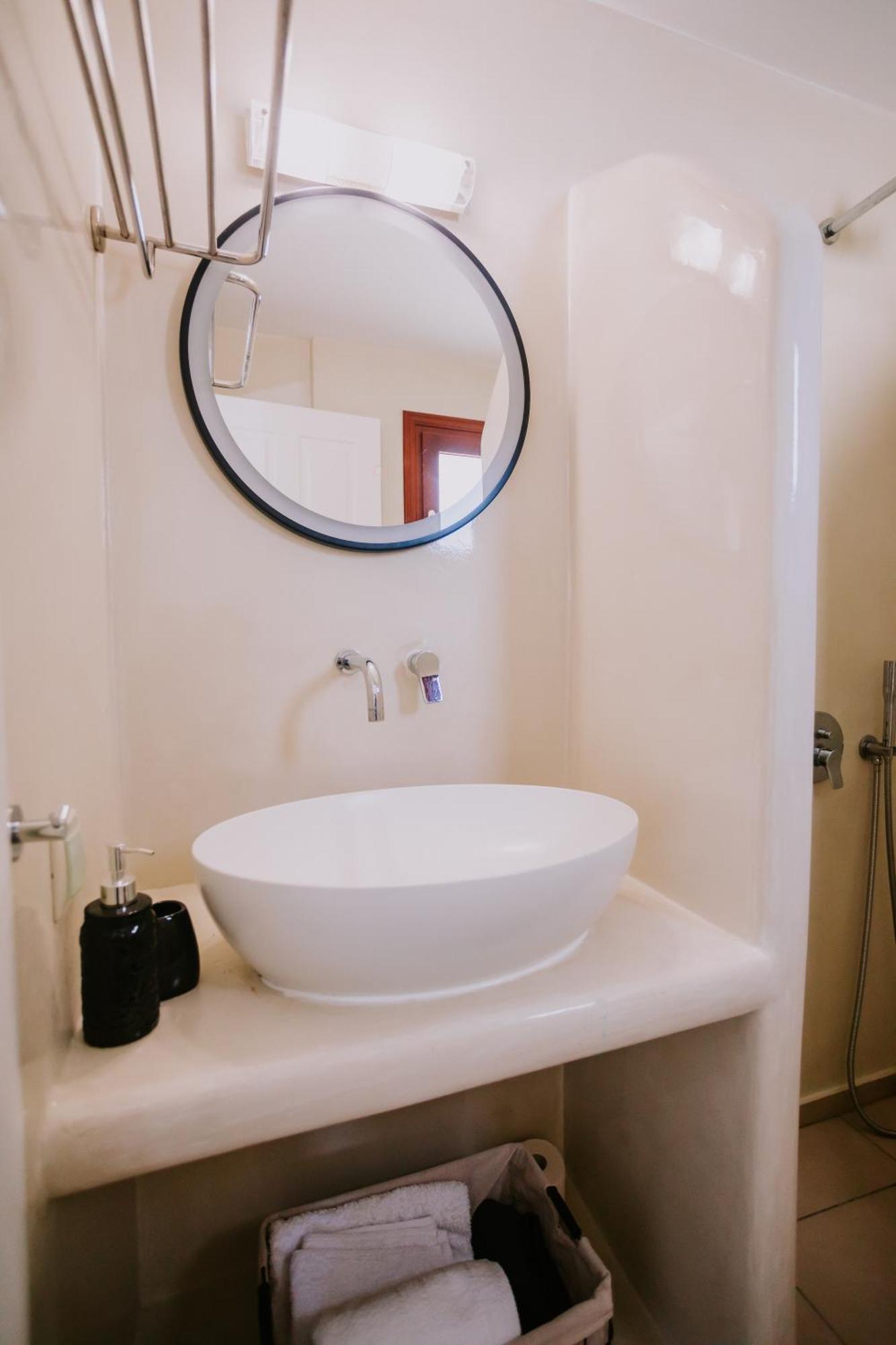 Sun Stories Suites Вотон Экстерьер фото